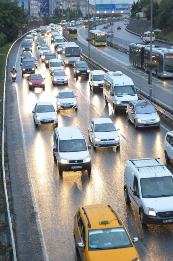 İstanbul’da yağmur trafiği felç etti - Resim: 1