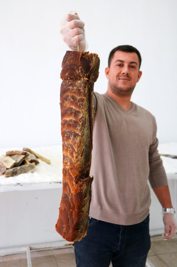 Türkiye'nin ilk balık pastırmasını üretti! Yiyenler hayran kalıyor kilosu 350 TL - Resim: 0