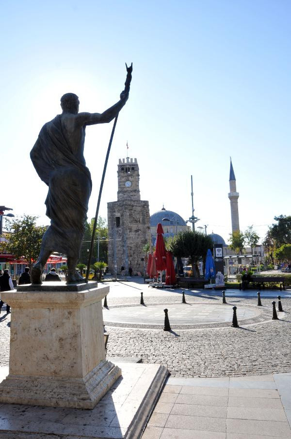 Antalya'da son durum! Yasaklar yanlış anlaşılınca sokaklar boş kaldı - Resim: 0