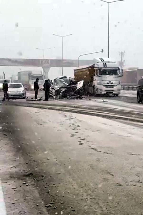 Sakarya'da feci kaza! Oto kurtarıcı tıra ok gibi saplandı: Yaralı var - Resim: 0