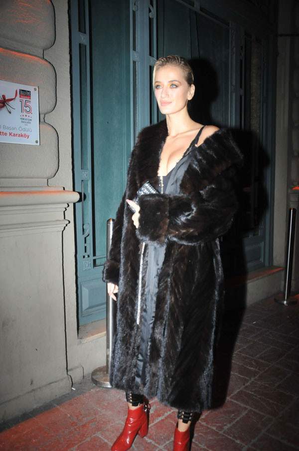 Soğuk havaya aldırmadı açılıp saçıldı! - Resim: 3