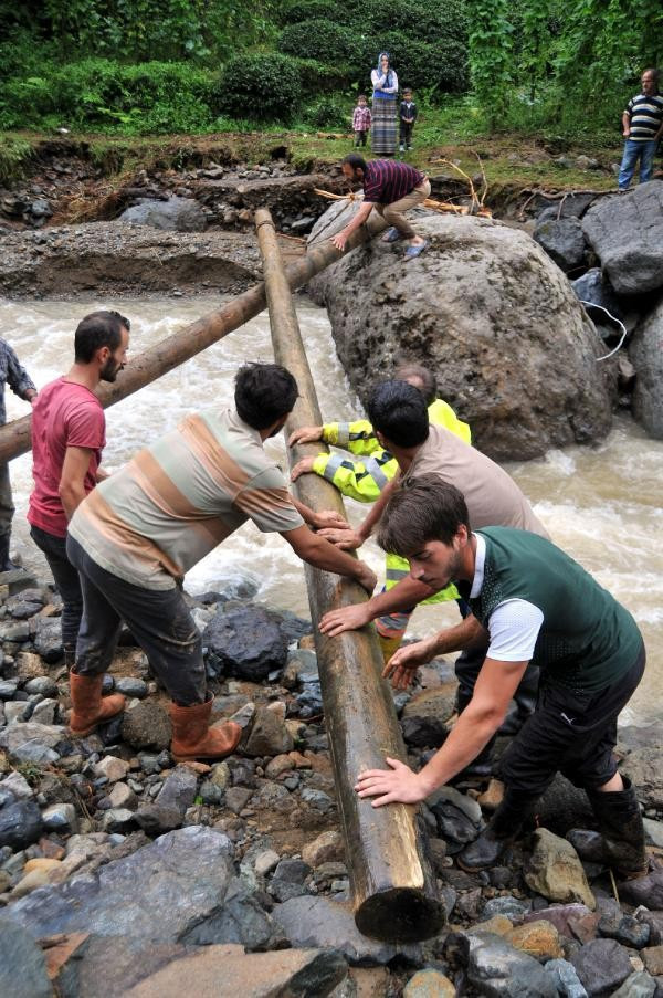 Dereler taştı köprüler yıkıldı saatlerce yardım beklediler - Resim: 2
