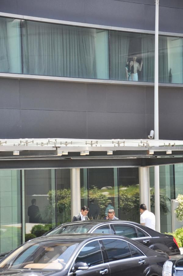 Çıplak turist Başbakan'ı böyle izledi - Resim: 3