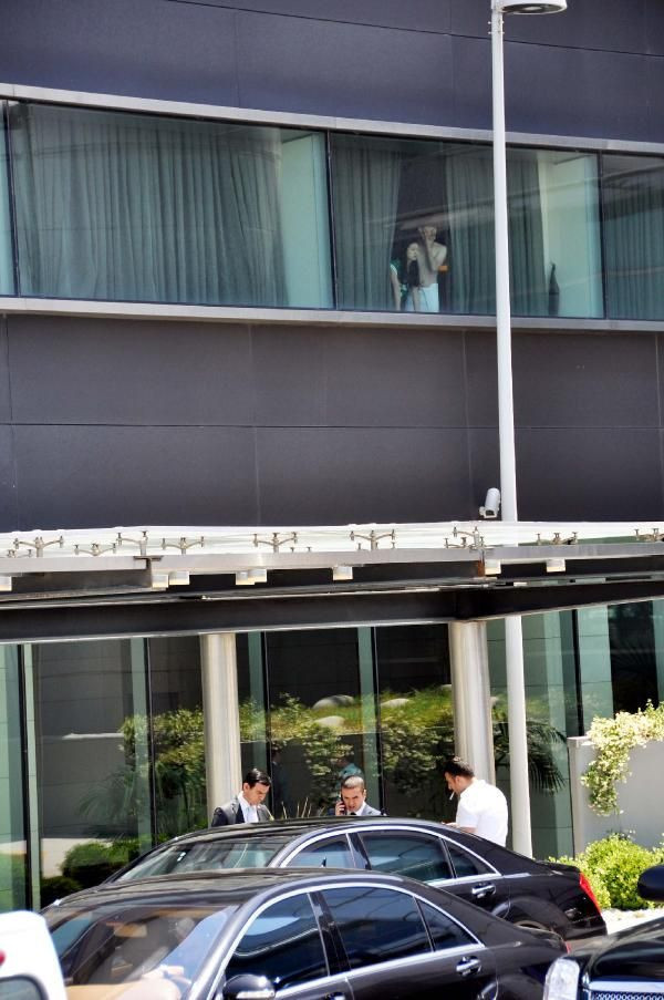 Çıplak turist Başbakan'ı böyle izledi - Resim: 4