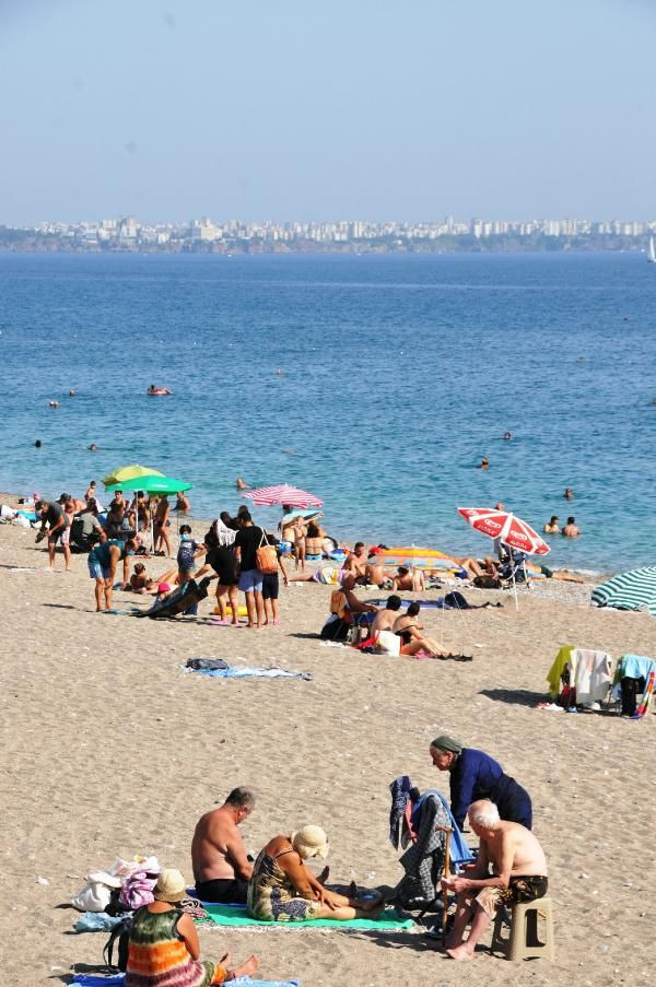 Antalya'da koronaya aldırış etmediler! Maskesiz deniz keyfi yaptılar - Resim: 2