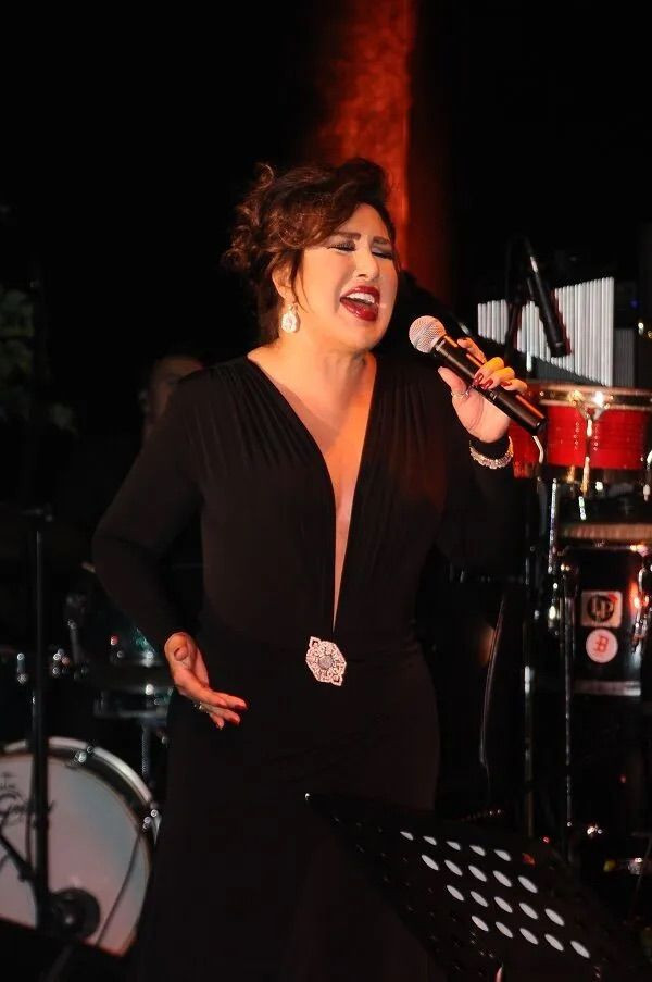 Hem eleştirdi hem yaptı! 71 Yaşındaki Nükhet Duru transparan tarzı ile olay... - Resim: 2