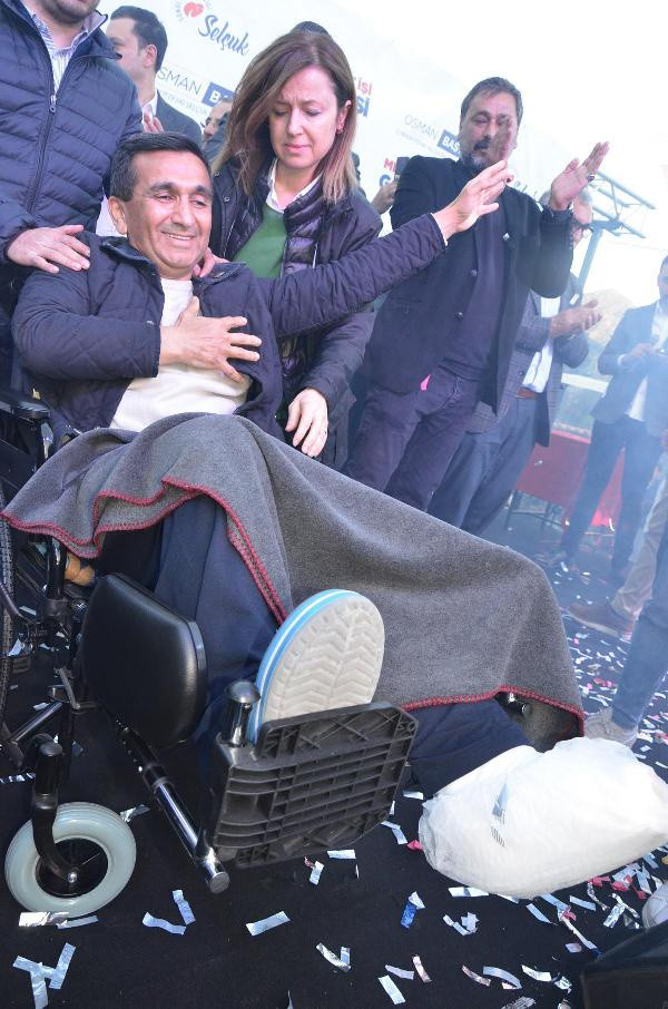 AK Parti'li aday, alçılı ayakla tekerlekli sandalyede miting yaptı - Resim: 0