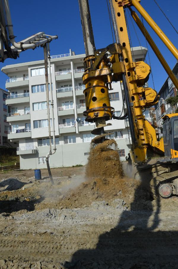 Yıllardır kayıyor! İstanbul'da 30 metrelik 736 kazık çözüm olmadı - Resim: 1