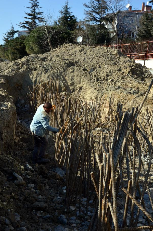 Yıllardır kayıyor! İstanbul'da 30 metrelik 736 kazık çözüm olmadı - Resim: 0