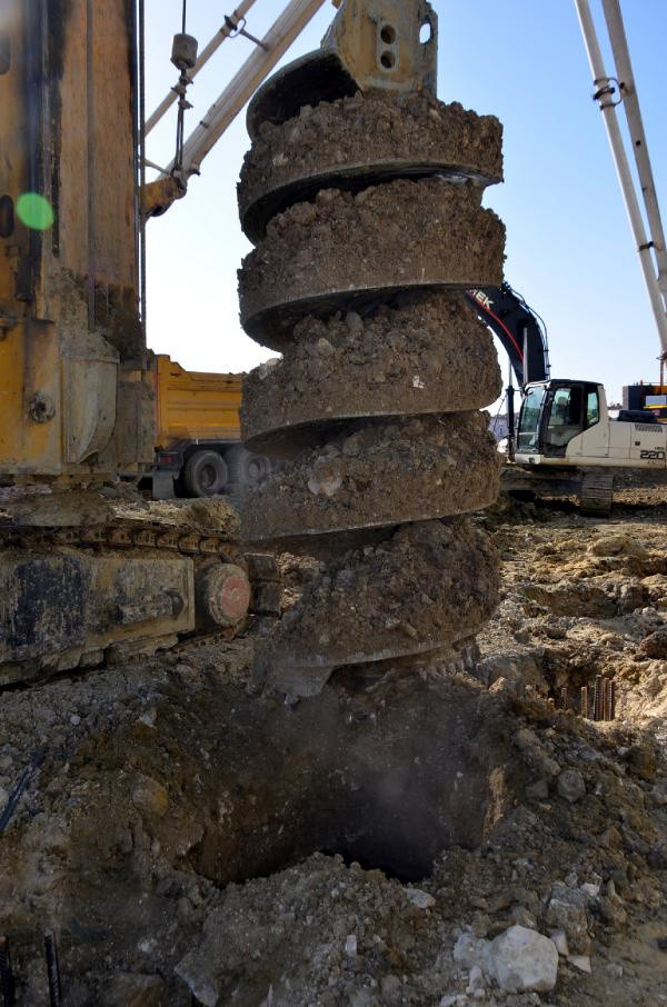 Yıllardır kayıyor! İstanbul'da 30 metrelik 736 kazık çözüm olmadı - Resim: 2