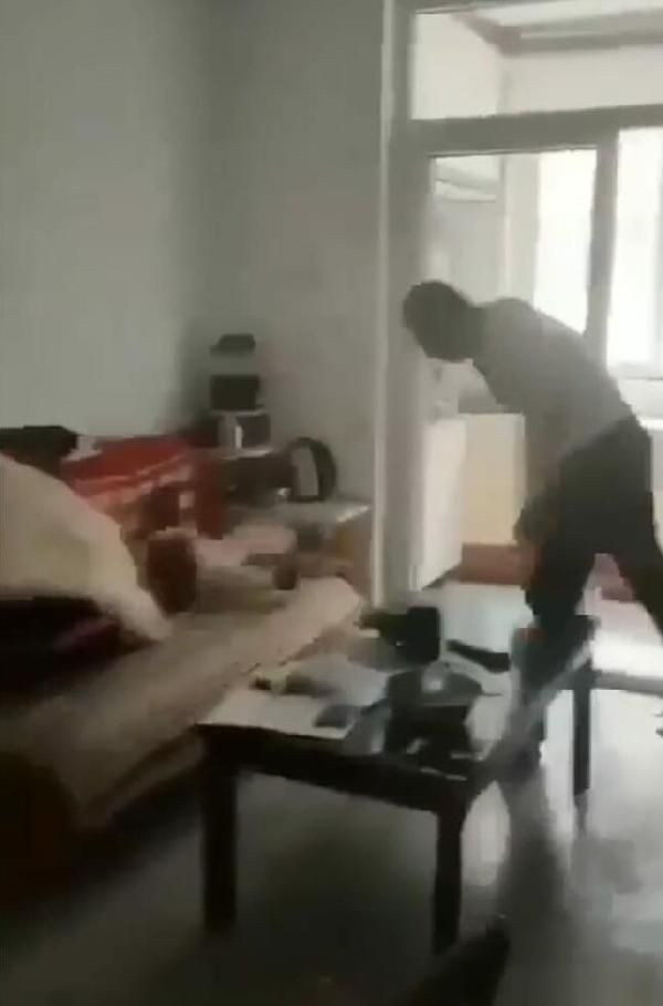 Samsun'dan dehşete düşüren görüntüler! Çocuğunu havaya kaldırıp çekyata fırlattı - Resim: 4