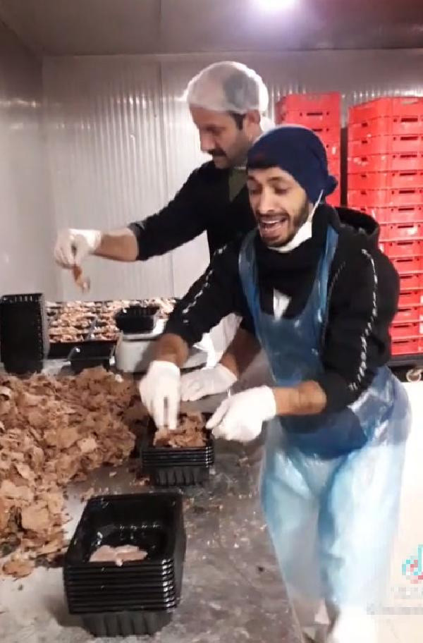Hazır döner paketleyenler etleri ağzına sürdü! Görüntülere 'rezillik' tepkisi - Resim: 0