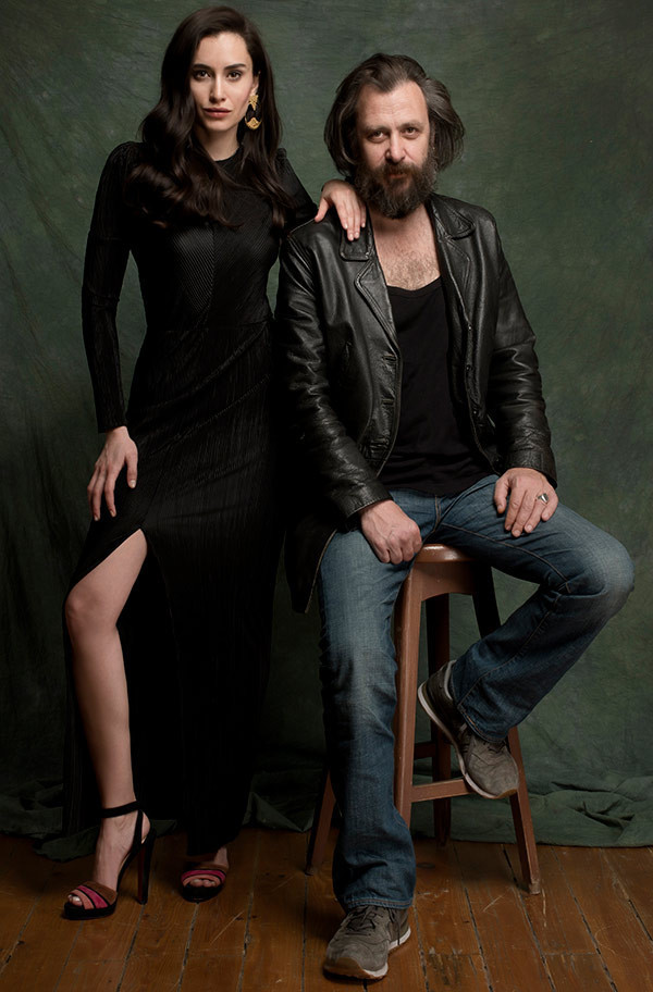 Nejat İşler ve Hande Doğandemir "Öpüşmek yasak ama silahlar serbest" - Resim: 1