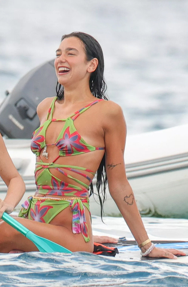 Dünyaca ünlü şarkıcı yeşil bikinisi ile kendini serin sulara bıraktı! Dua Lipa'nın o halleri yürek hoplattı - Resim: 1