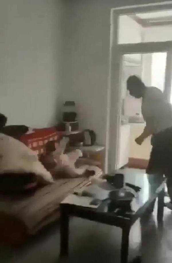 Samsun'dan dehşete düşüren görüntüler! Çocuğunu havaya kaldırıp çekyata fırlattı - Resim: 1