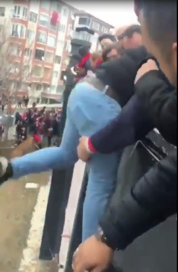 Olaylı maçta taraftarlardan bazıları halatla tribüne tırmanmış - Resim: 0