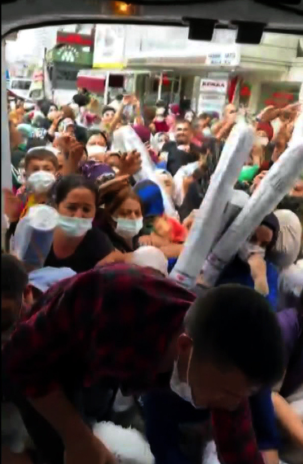 Avcılar'da halı için izdiham çıkardılar! Fiyatının 50 TL olduğunu duyan koşarak geldi - Resim: 1