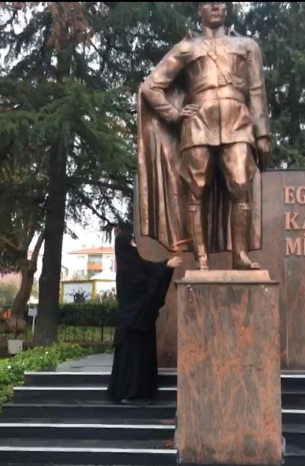 Atatürk Anıtı'na baltayla saldıran kadın aranıyor - Resim: 3