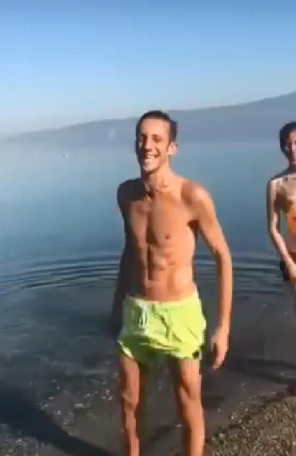 'Fakirler koronadan ölsün' diye bağırarak denize girdiler! Cezayı da yediler - Resim: 1