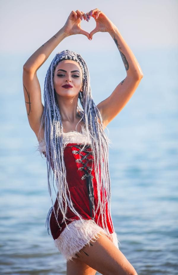 Noel anneler maskeleriyle plaja indi! Denize girip kalp sağlığı mesajı verdi - Resim: 2