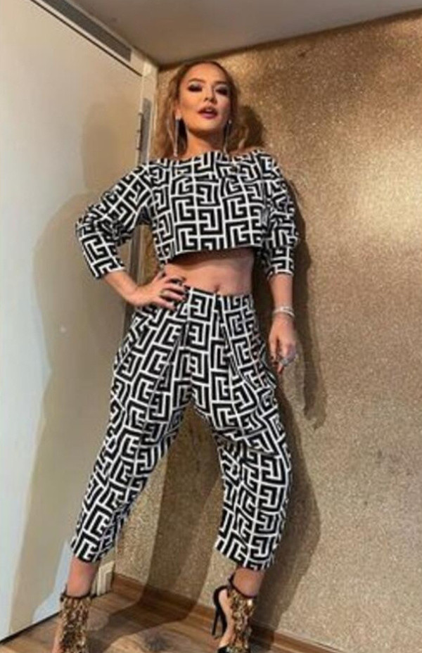 Lüks marka tutkunu Demet Akalın'ın AVM stili bile dudak uçuklattı! "Üzerinde araba taşıyor" - Resim: 1