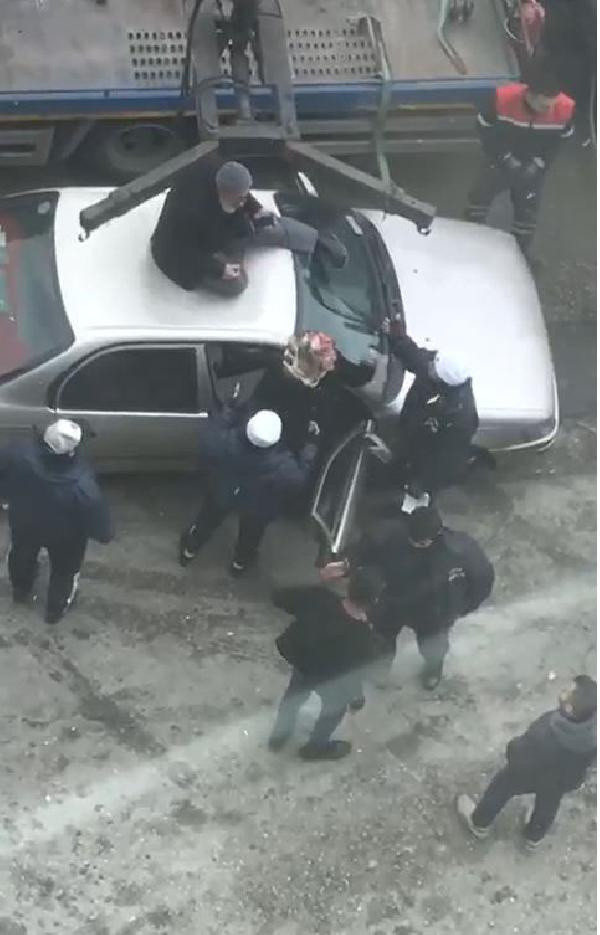 Otomobilini çektirmemek için üzerine çıktı - Resim: 0