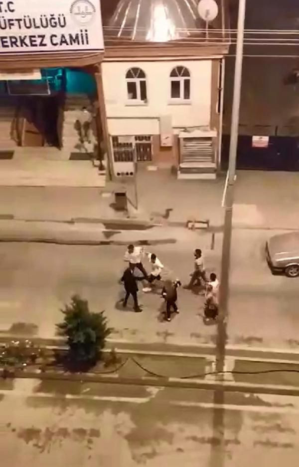 Bolu'da cami duvarına tuvaletini yapan kişiyi uyardı! Kafasını şişeyle yardılar - Resim: 1