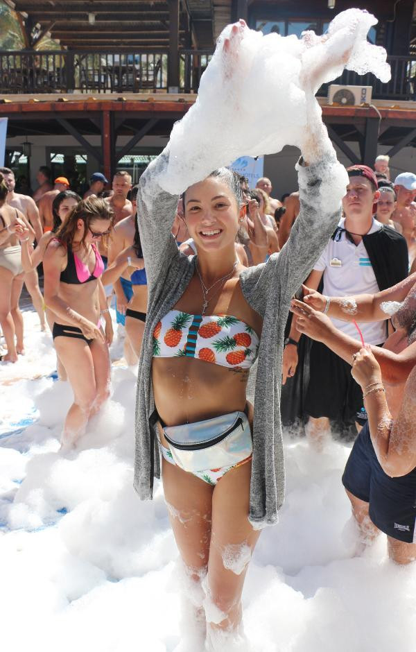 Ortalık yanıyor! Köpük partisinde coştular - Resim: 4