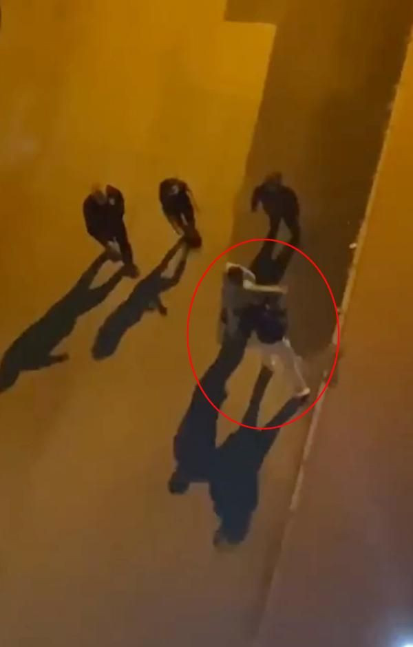 Sokağa çıkma yasağında sokağa çıkıp iki kadını yol ortasında tokatladı! - Resim: 2