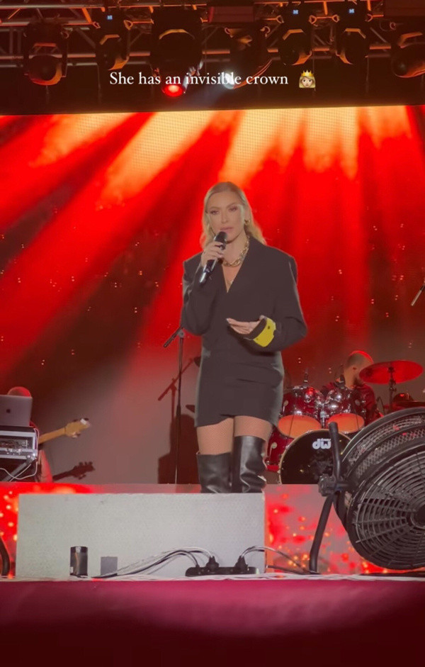 Mehmet Dinçerler yüzüğü geri istedi, Hadise konserinde yüzüğünü çıkarıp fırlattı! - Resim: 1