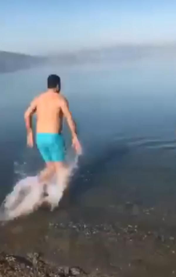 'Fakirler koronadan ölsün' diye bağırarak denize girdiler! Cezayı da yediler - Resim: 3