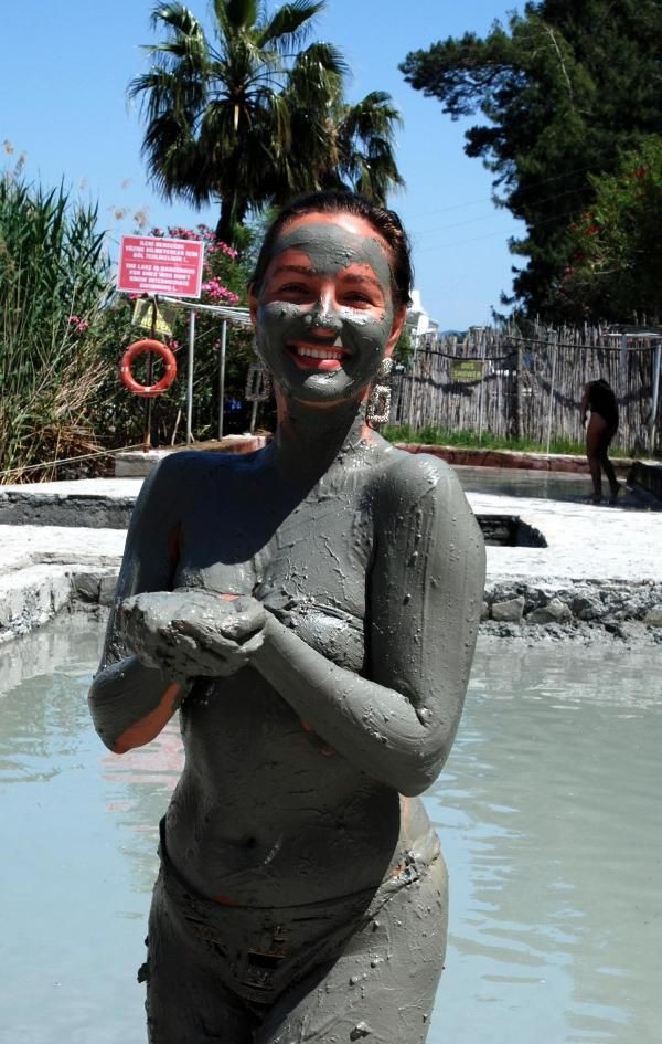 Güzellik kraliçesi kendini çamura buladı - Resim: 3
