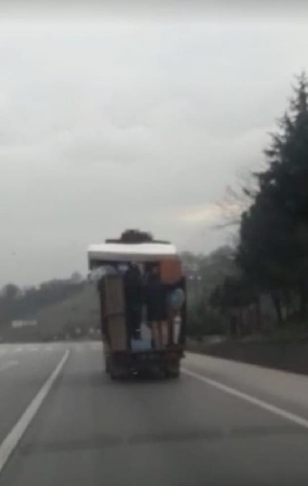 Eşya yüklü kamyonetin arkasında tehlikeli yolculuk! - Resim: 3