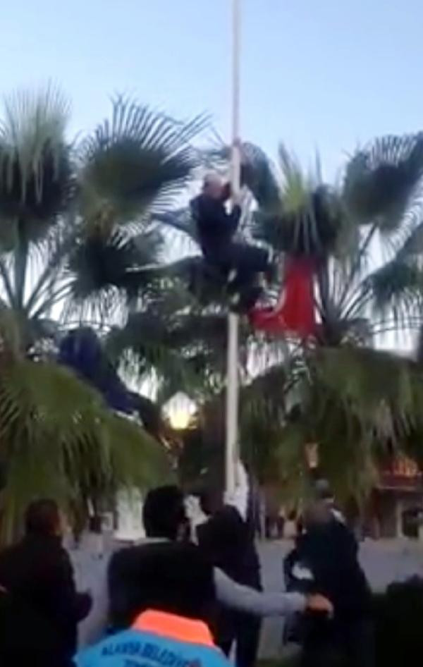 Türk Bayrağını indirmek istedi! Linçten zor kurtuldu... - Resim: 3