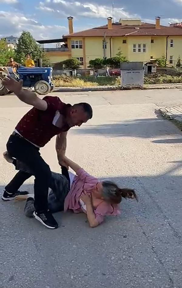 Çankırı'da boşanan çiftin yakınları arasında mal bölüşme kavgası çıktı! Yerlerde sürüklediler - Resim: 1