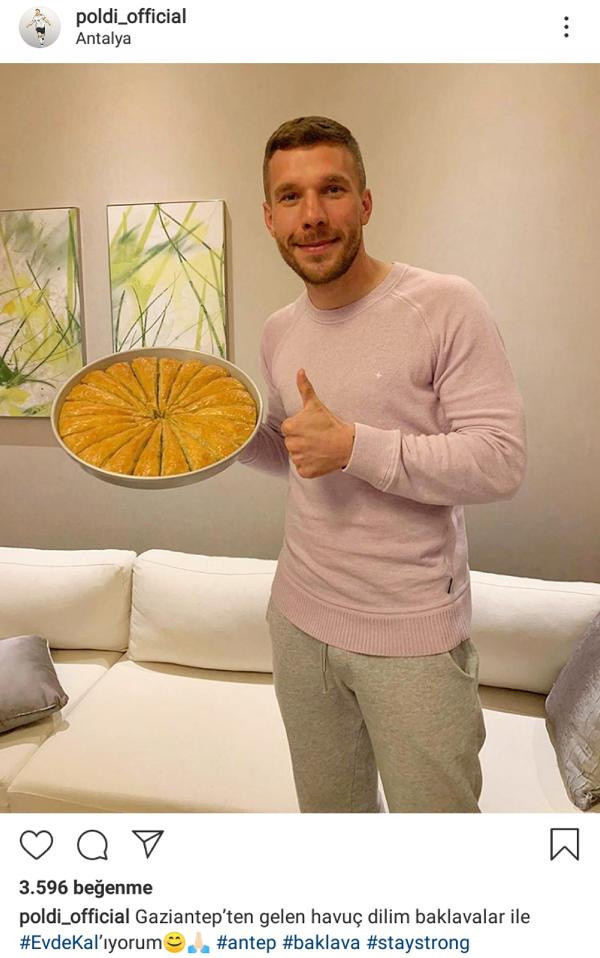 Podolski'den Gaziantep baklavasıyla 'evde kal' çağrısı - Resim: 0