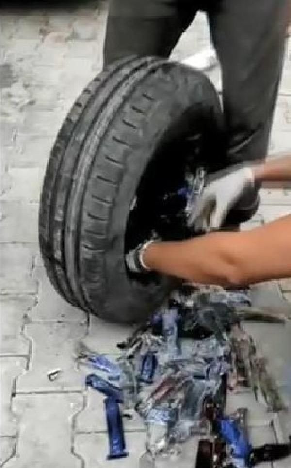 Suriye’den gelen otomobilde 290 bıçak ile 40 muşta ele geçirildi - Resim: 1