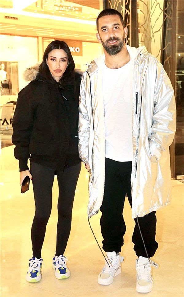 Arda Turan'ın binlerce liralık kombini eşi Aslıhan Doğan'la alışverişte ortaya çıktı - Resim: 2