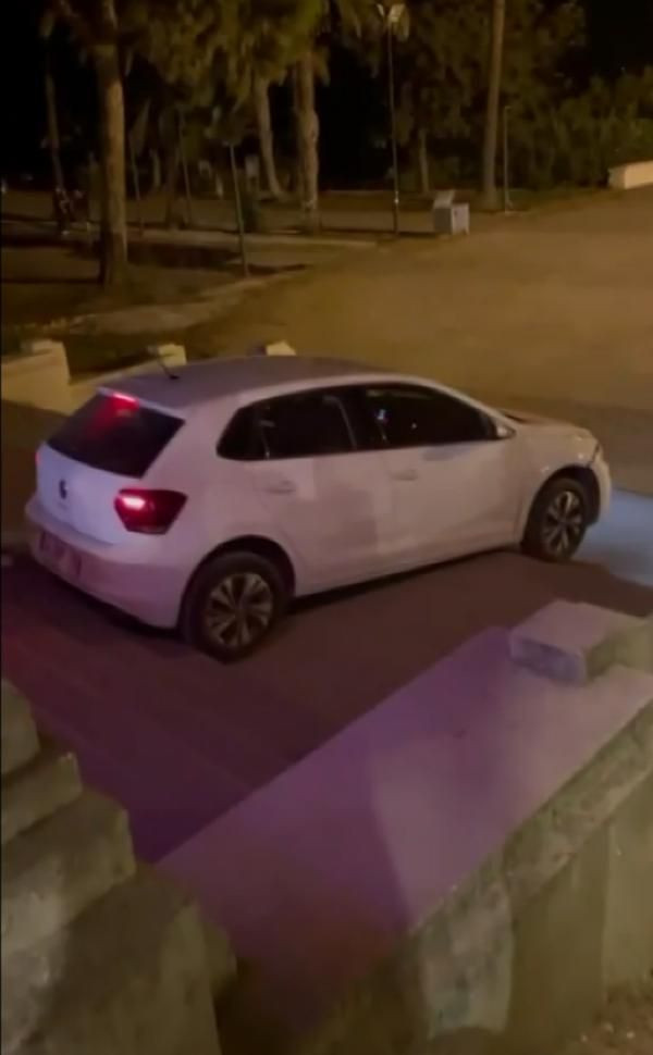 Antalya'da bir garip olay! Navigasyonda araç yerine yaya yolunu açınca otomobili merdivende asılı kaldı - Resim: 2