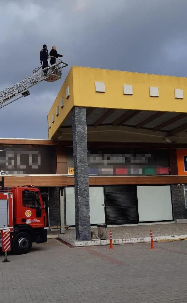 AVM terasından atladı kendini bıçakladı - Resim: 2