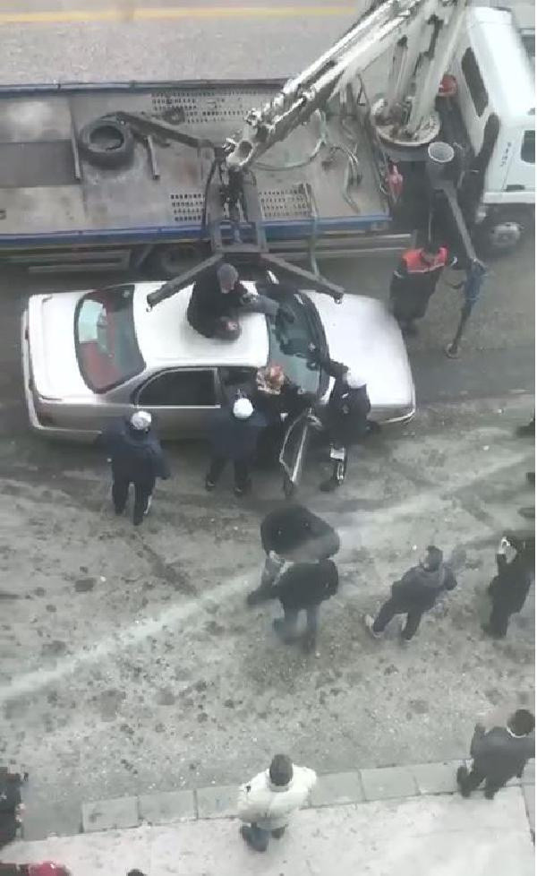 Otomobilini çektirmemek için üzerine çıktı - Resim: 1