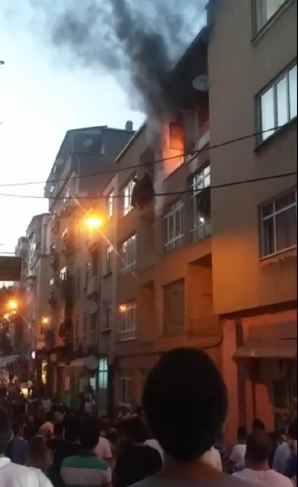 Üçüncü katta korku dolu anlar! Peş peşe atladılar... - Resim: 1