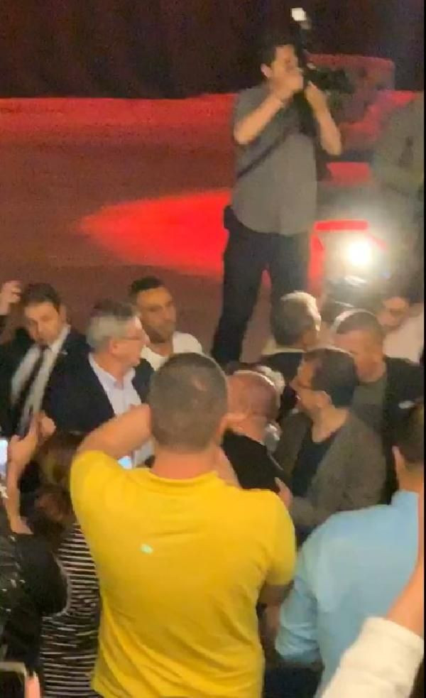 Ekrem İmamoğlu, Cem Yılmaz'ı izledi - Resim: 1