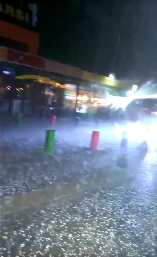 Ankara'yı fırtına dolu ve sel vurdu! Çatılar uçtu yollar göle döndü "Ankara'ya deniz geldi" - Resim: 1