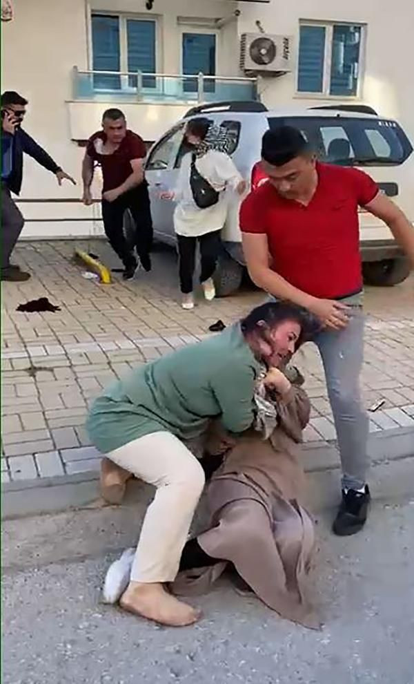 Çankırı'da boşanan çiftin yakınları arasında mal bölüşme kavgası çıktı! Yerlerde sürüklediler - Resim: 3