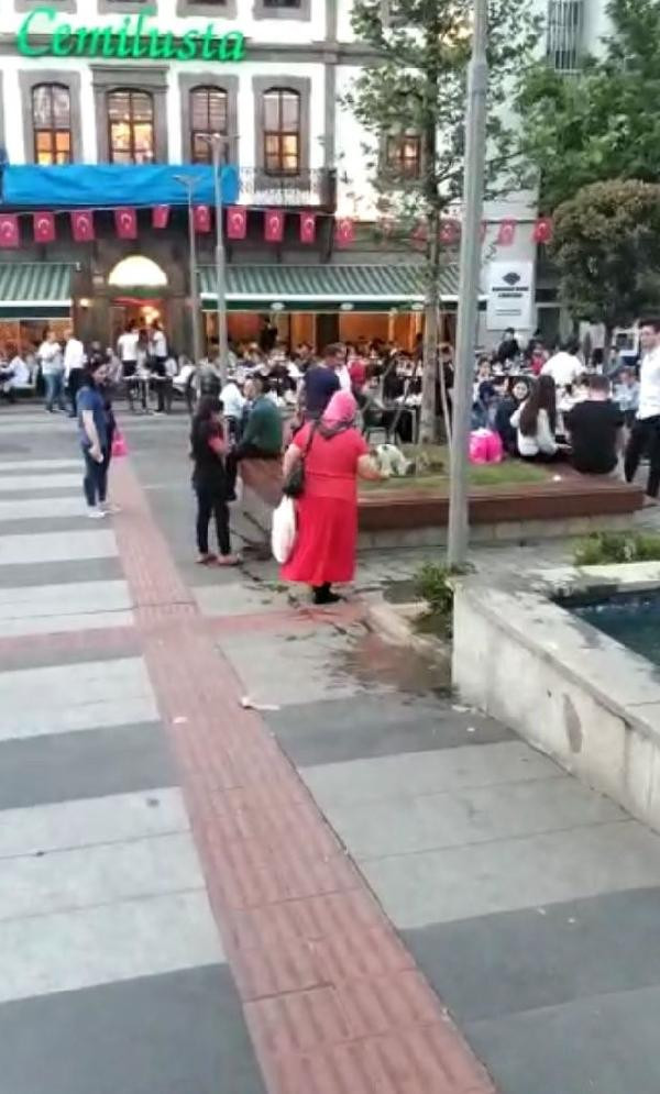 Bu görüntü çok sevildi! Lastik ayakkabılı kadın havuzdan...  - Resim: 3