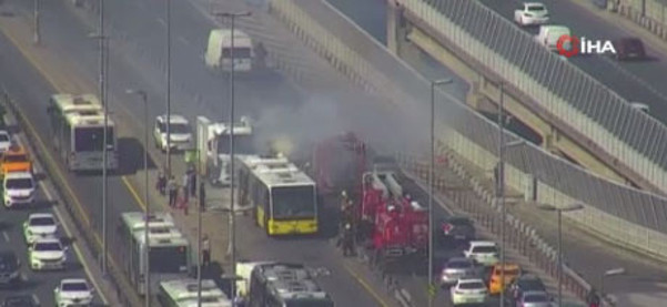 Haliç Köprüsü'nde büyük panik! Seyir halindeki metrobüste yangın çıktı - Resim: 0