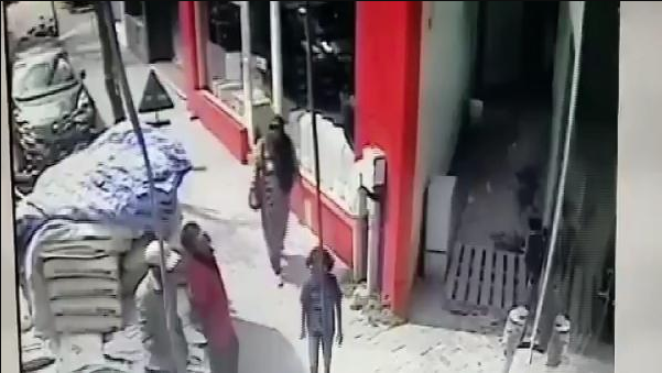 İnanılmaz olay! Kaldırımda yürürken kafasına çimento torbası düştü - Resim: 1