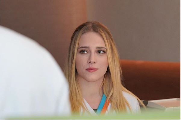 Mucize Doktor'un Açelya'sı Hayal Köseoğlu sevgilisini öpmelere doyamadı! - Resim: 2