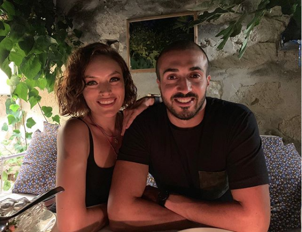 Ezgi Mola sevgilisi Mustafa Aksakallı ile aşk pozu verdi zayıflığı dikkat çekti - Resim: 2